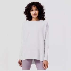 LULULEMON Beautiful top goes with leggings or jeans. Excellent condition